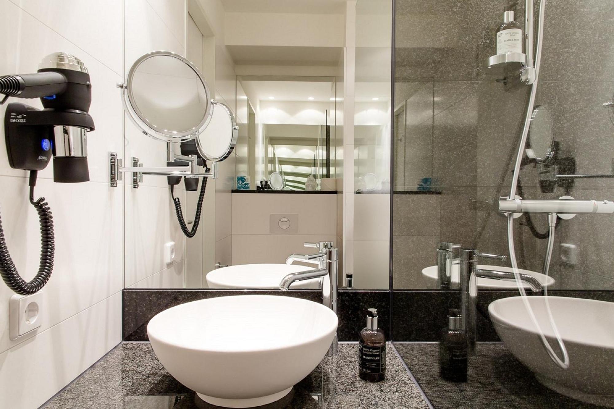 Motel One Stuttgart-Mitte ภายนอก รูปภาพ