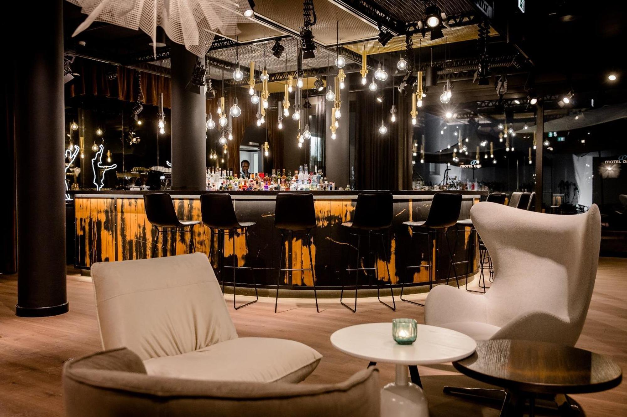 Motel One Stuttgart-Mitte ภายนอก รูปภาพ